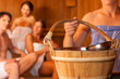 Drei Freunde in der Sauna eines Thermalbades