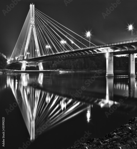 nocny-widok-nowego-bridgera-swietokrzyskiego-w-warszawie