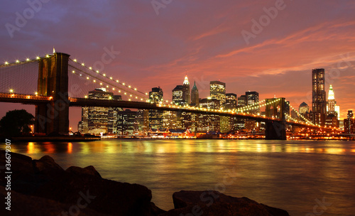 most-brooklynski-z-linia-horyzontu-przy-noca