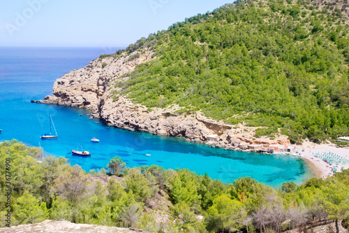 ibiza-port-de-benirras-plaza-w-kolorze-turkusowym