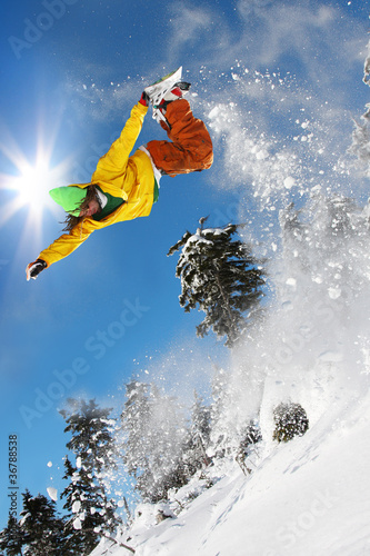 snowboarder-doskakiwanie-przeciw-niebieskiemu-niebu
