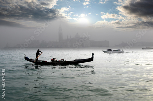 wenecja-z-gondola-na-kanale-w-wlochy
