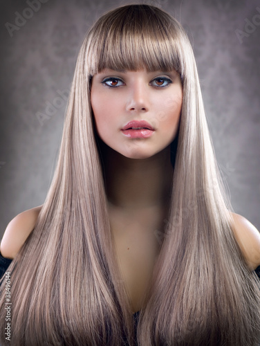 piekna-dziewczyna-z-blond-wlosy-zdrowe-dlugie-wlosy