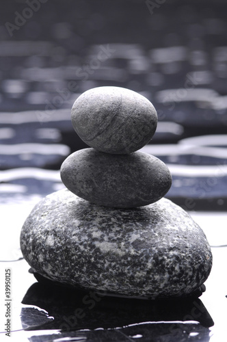 zen-kamienie-stos-z-kropli-wody