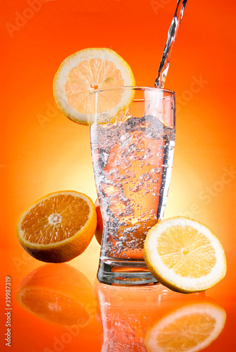 wlewanie-wody-mineralnej-do-szklanki-z-cytryna-i