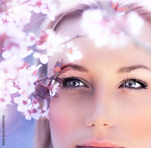 zmyslowy-portret-wiosny-kobieta