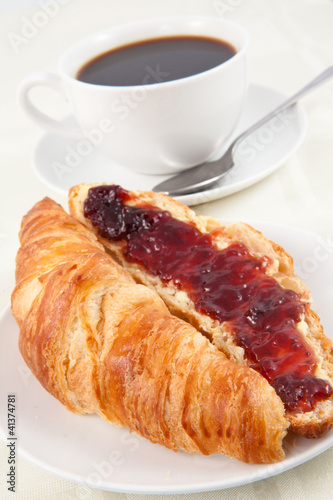 filizanka-kawy-za-rogalik
