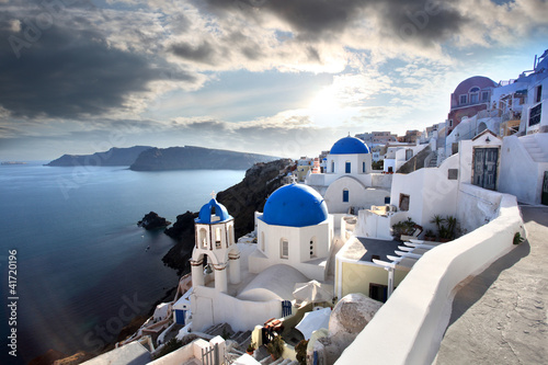 santorini-z-tradycyjnymi-kosciol-w-oia-grecja