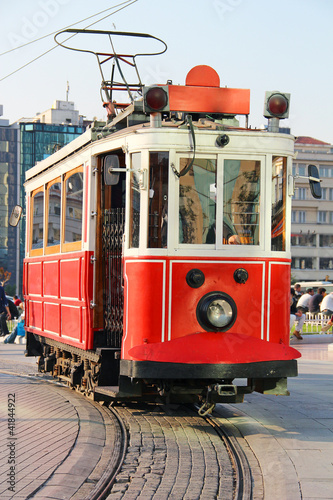 czerwony-rocznika-tramwaj-w-istanbul
