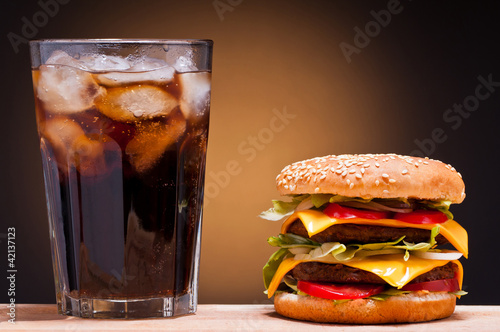 Fototapeta cheeseburger and cola