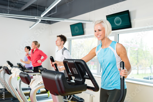 mlodzi-ludzie-na-biezni-fitness-cwiczenia