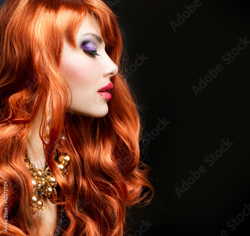 red-haired-girl-portret-na-czarno