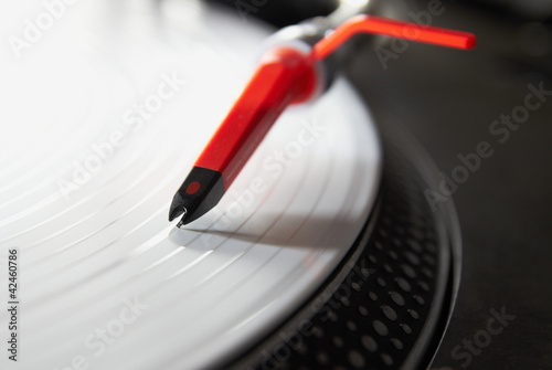 profesjonalny-gramofon-odtwarzajacy-plyte-winylowa