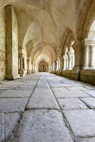stary-kolumnadowy-closter-w-abbaye-de-fontenay