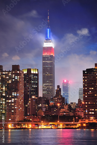 empire-state-building-w-nocy