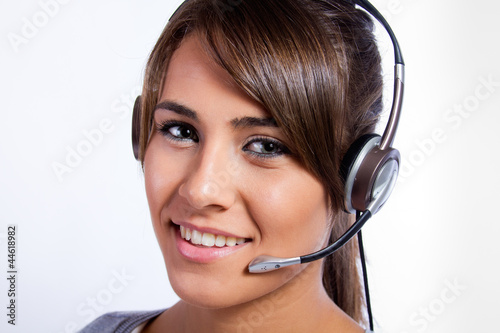 Operadora de centro de llamadas con auriculares - 500_F_44618982_YRjQQfGvlAEjcnf1bGgyoUBrFFvae7W2