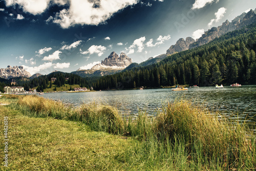 jezioro-dolomity-z-letnimi-kolorami