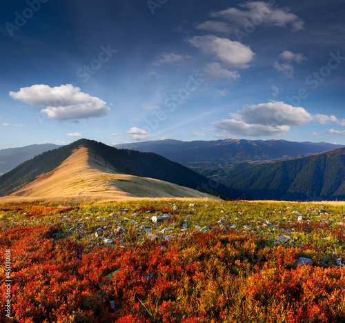 kolorowy-jesien-krajobraz-w-gorach