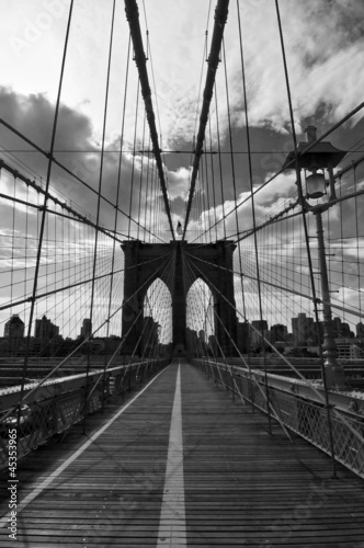 czarno-bialy-brooklyn-bridge-nowy-jork