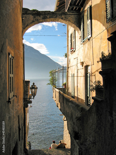 romantyczny-widok-na-slynne-wloskie-jezioro-como-z-miejscowosci-varenna