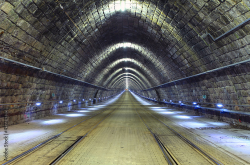 podziemny-tunel-metra-z-glebia