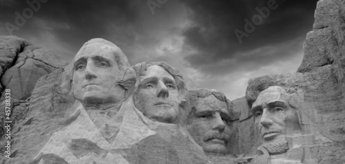 dramatyczne-niebo-nad-mount-rushmore-national-memorial