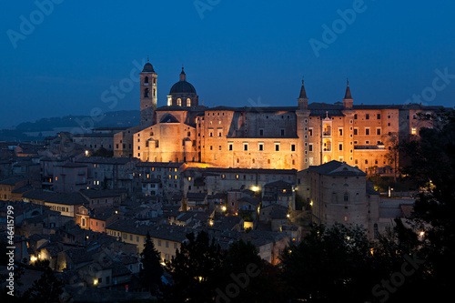 Lacobel Urbino, il Palazzo Ducale ed il Duomo al crepuscolo