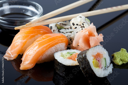 sushi-z-sosem-i-paleczkami