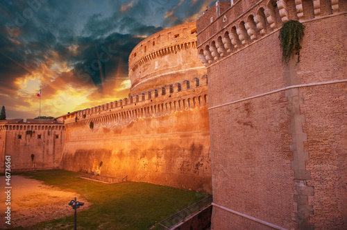 castel-santangelo-przy-jesien-zmierzchem-piekna-strona
