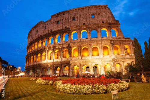 piekny-widok-colosseum-przy-zmierzchem-z-flowerbed