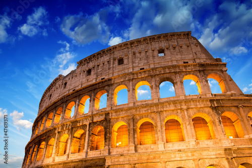piekny-dramatyczny-niebo-nad-colosseum-w-rzym