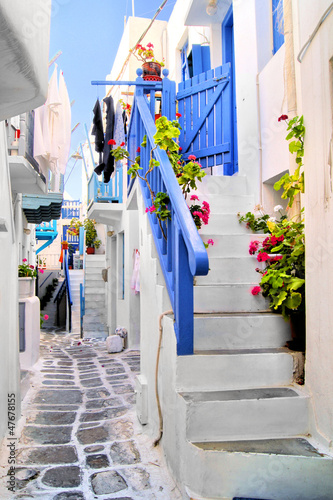 piekna-bialkujaca-ulica-w-starym-miasteczku-mykonos-grecja