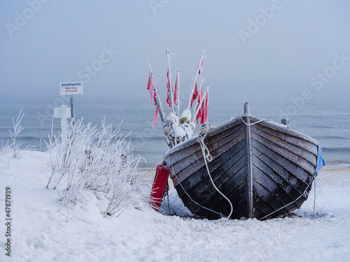 Ein Fischerboot auf der Insel Usedom im Winter.