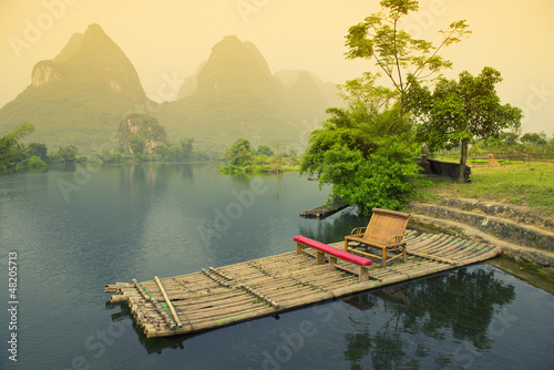 bambusowy-flisactwo-na-rzece-yangshou-chiny