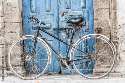 bialy-rower-przed-sklepem-w-marrakesh-maroko
