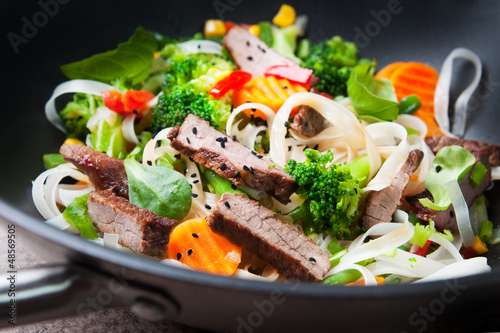 Fototapeta Stir-fry with beef, vegetables and noodle