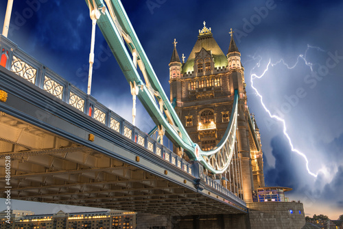 burza-nad-tower-bridge-noca-londyn