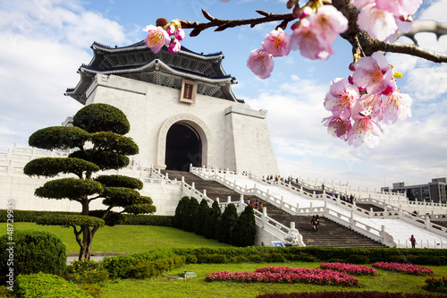 chiang-mai-kai-pamiatkowa-sala-w-taiwan-z-ladnym-sakura-kwiatem