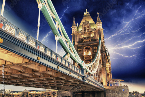 burza-nad-tower-bridge-noca-londyn