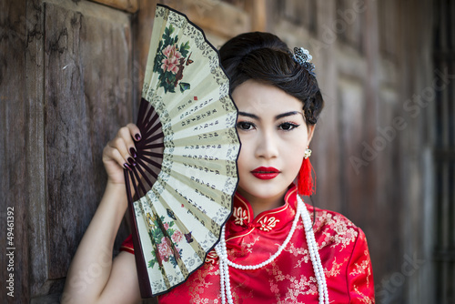 chinska-dziewczyna-w-tradycyjni-chinskie-cheongsam-blogoslawienstwie