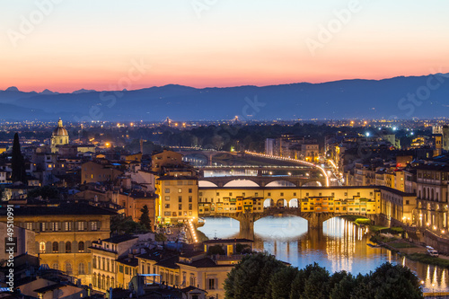 florencja-rzeka-arno-i-ponte-vecchio-po-zachodzie-slonca
