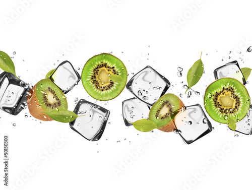 kiwi-plasterki-z-kostkami-lodu-odizolowywajacymi-na-bielu-plecy