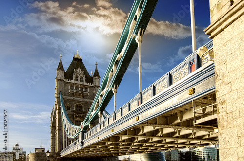 widok-z-dolu-tower-bridge-londyn