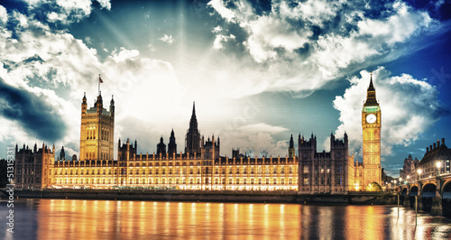 big-ben-i-house-of-parliament-w-river-thames-international