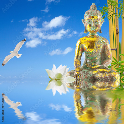 Fototapeta statue de Bouddha au bord de l'eau