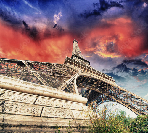 paryz-la-tour-eiffel-wspaniale-kolory-zachodu-slonca-w