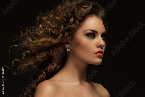 piekna-kobieta-z-lokami-i-makeup