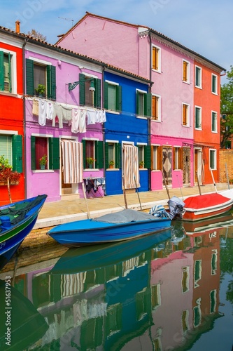 kolorowi-domy-w-ulicie-w-burano-wyspie