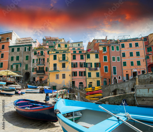 cinque-terre-wlochy-cudowny-klasyczny-widok-lodzi