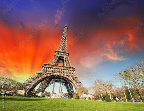 paryz-francja-wspanialy-widok-na-tour-eiffel-z-ogrodami
